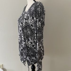Apt.9 Long Sleeve Black & White Artsy Print Top  Size M